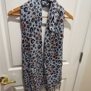 Elegant Gray Leopard Print Scarf